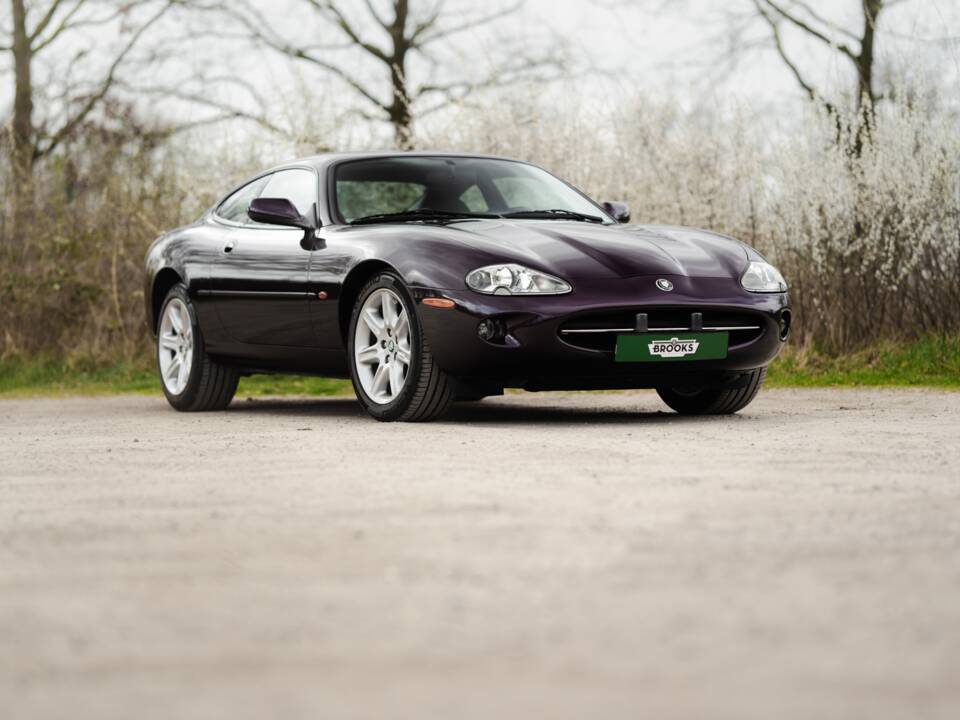 Image 4/42 of Jaguar XK8 4.0 (1999)