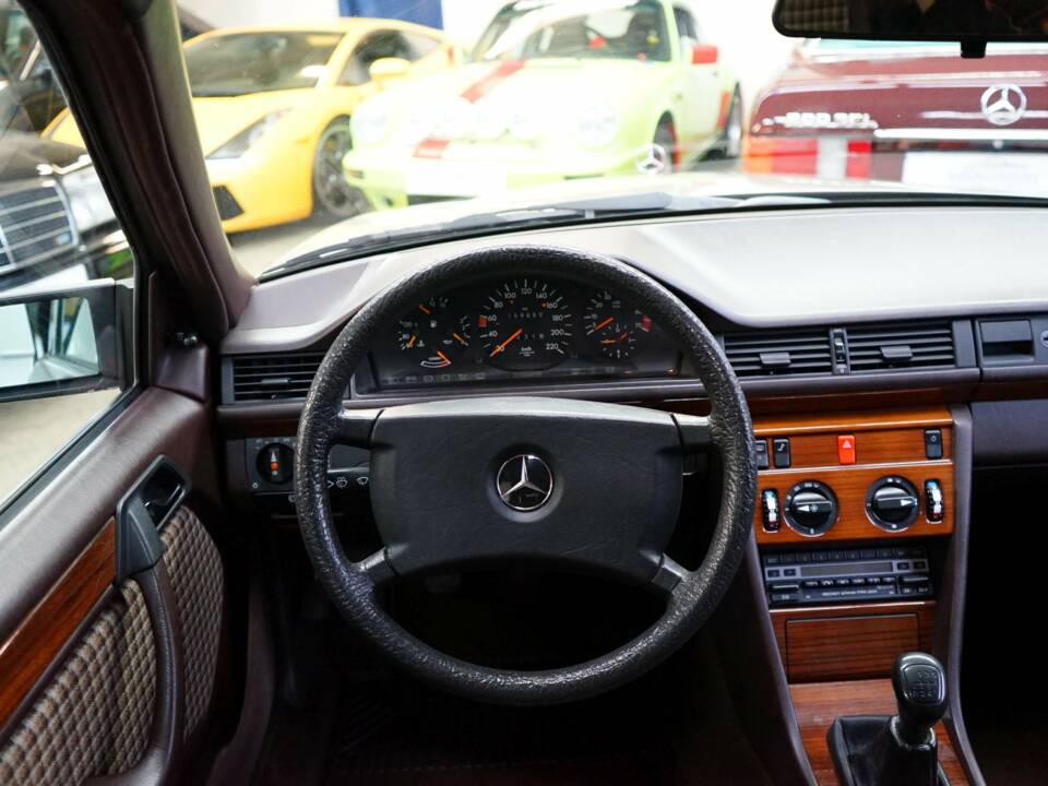 Bild 26/33 von Mercedes-Benz 230 E (1990)