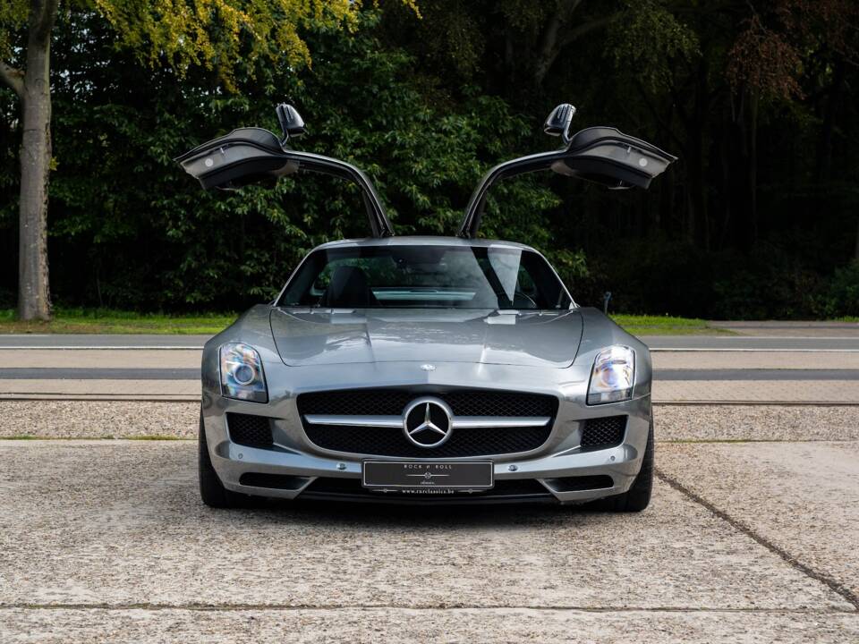 Image 12/32 of Mercedes-Benz SLS AMG (2011)