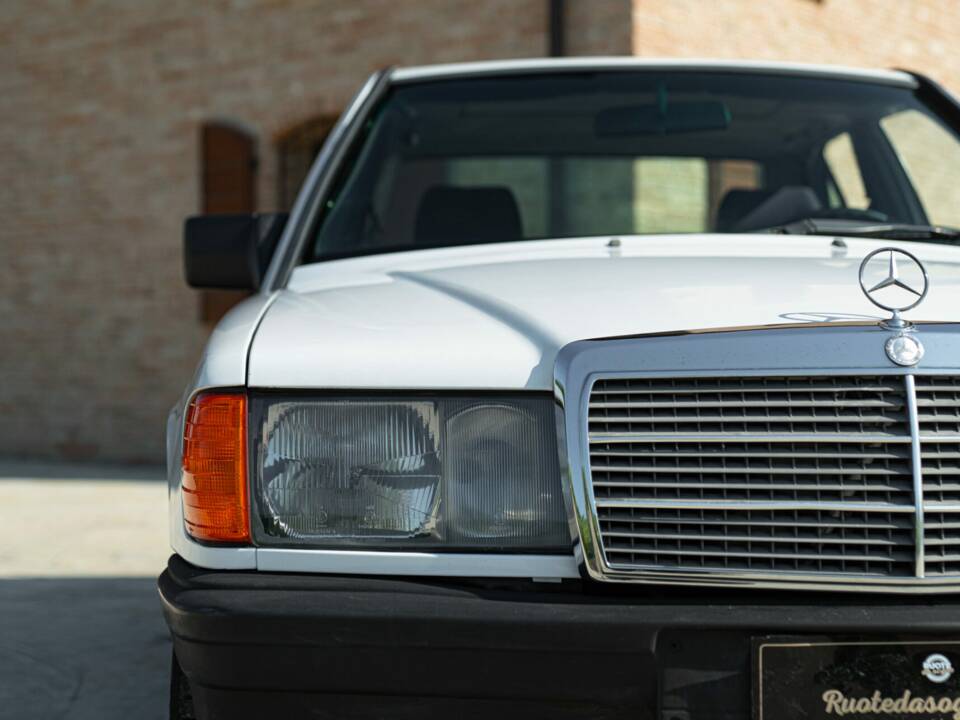 Afbeelding 10/44 van Mercedes-Benz 190 E (1987)