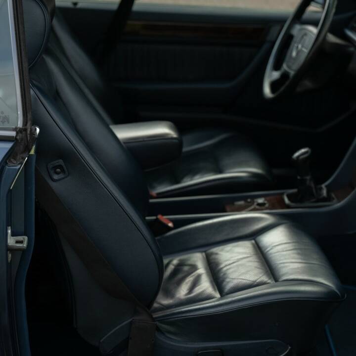 Bild 71/79 von Mercedes-Benz 200 CE (1993)