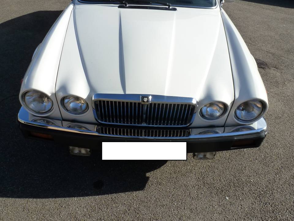 Image 7/36 of Jaguar XJ 6 4.2 (1984)