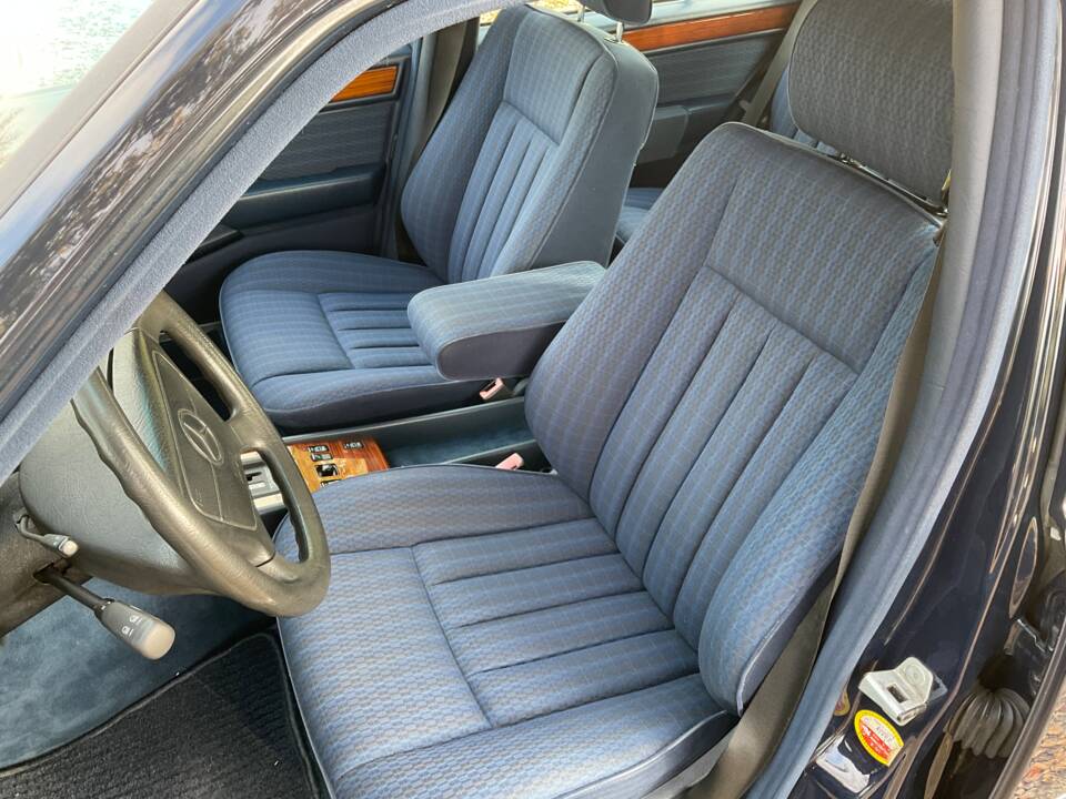 Image 80/149 of Mercedes-Benz 320 TE (1993)
