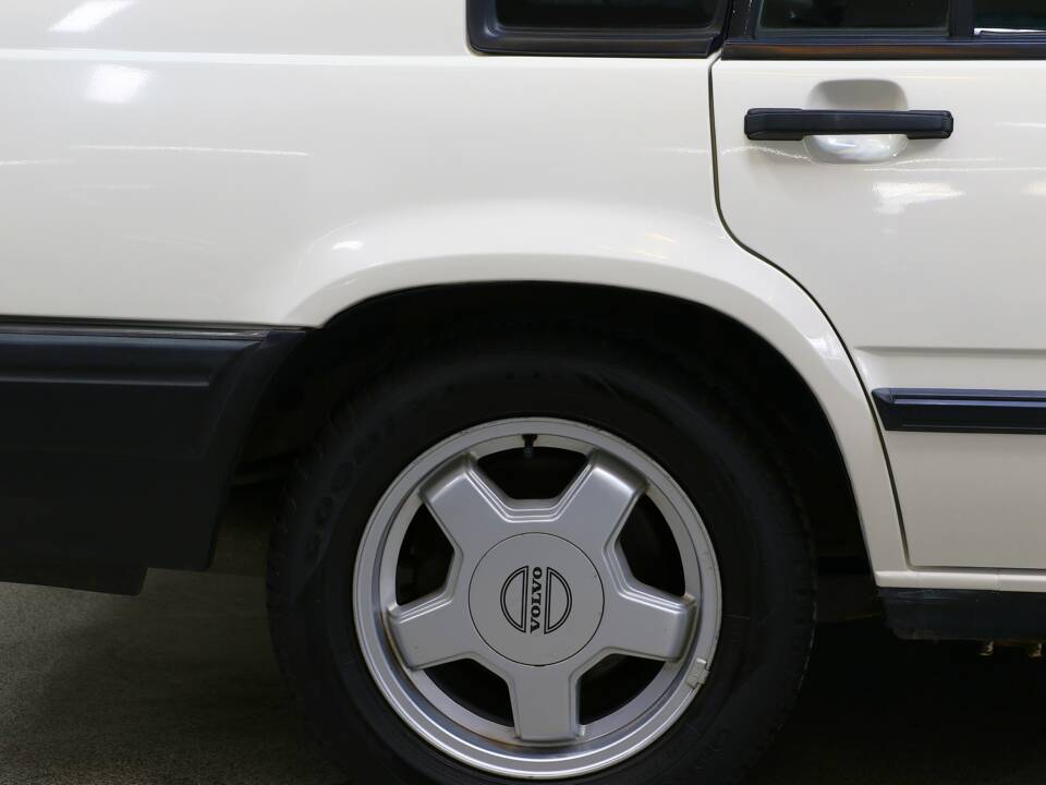Image 27/34 of Volvo 940 2.3i (1991)