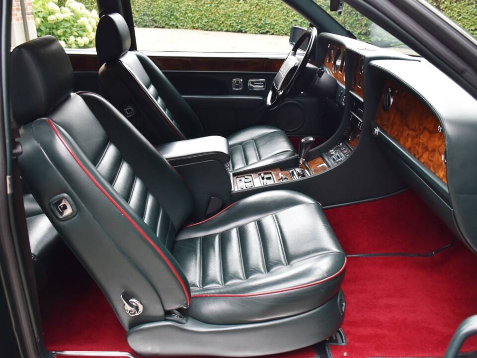 Image 19/43 of Bentley Continental R (1993)