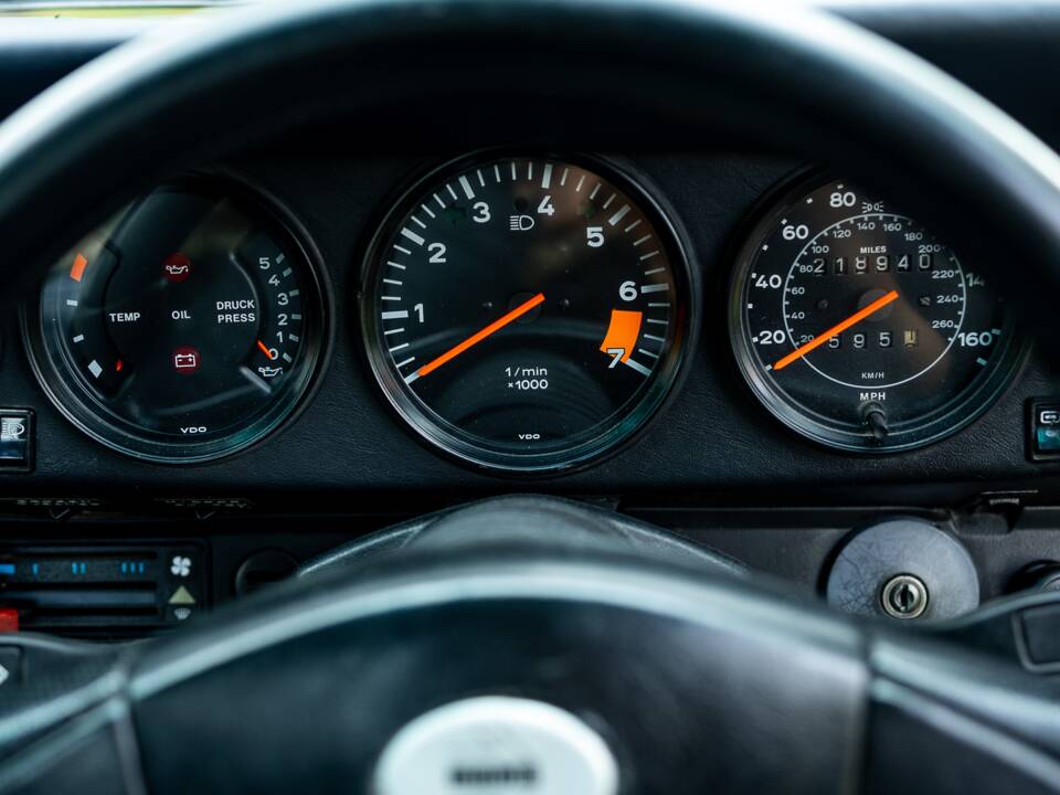 Image 24/50 of Porsche 911 Carrera 3.2 (1985)