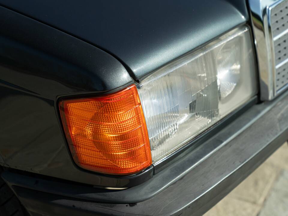 Image 12/50 de Mercedes-Benz 190 E (1988)