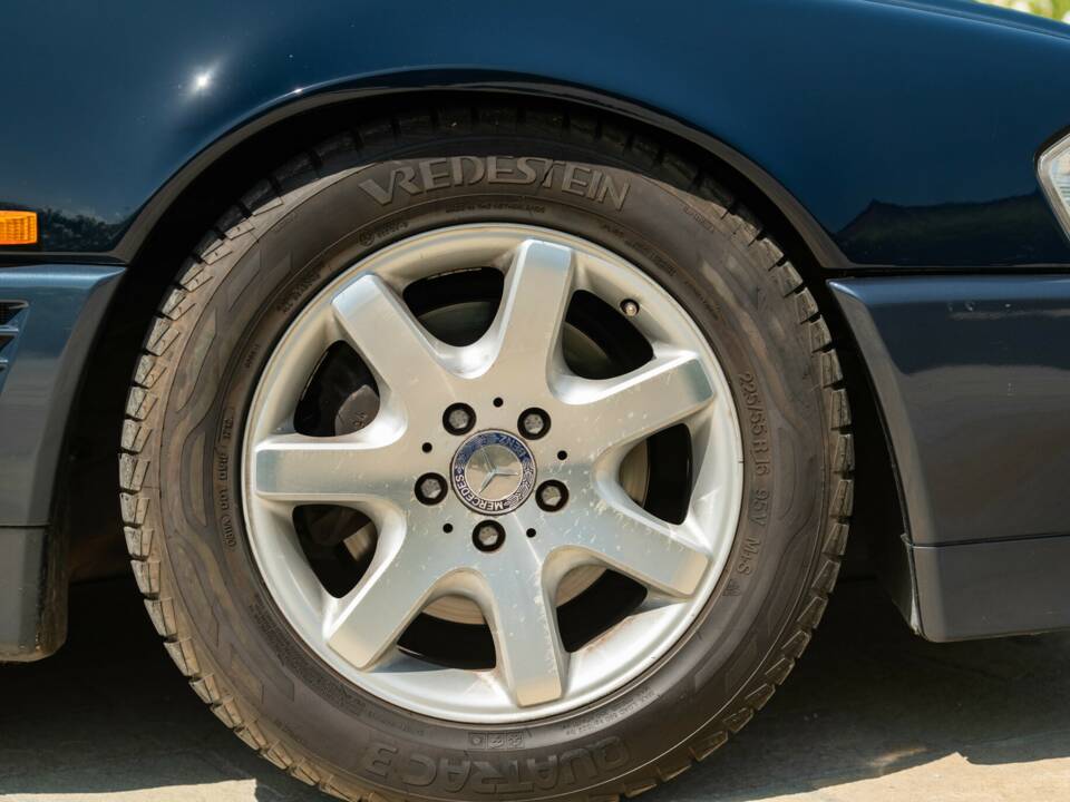 Image 22/45 of Mercedes-Benz 500 SL (1990)