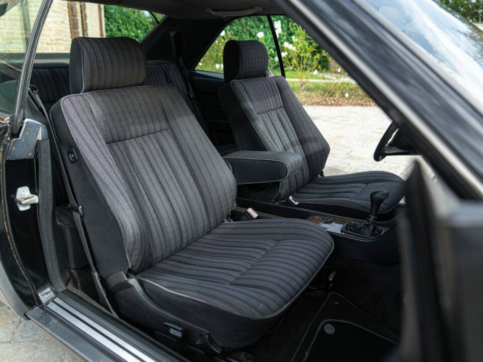 Immagine 26/48 di Mercedes-Benz 200 CE (1990)