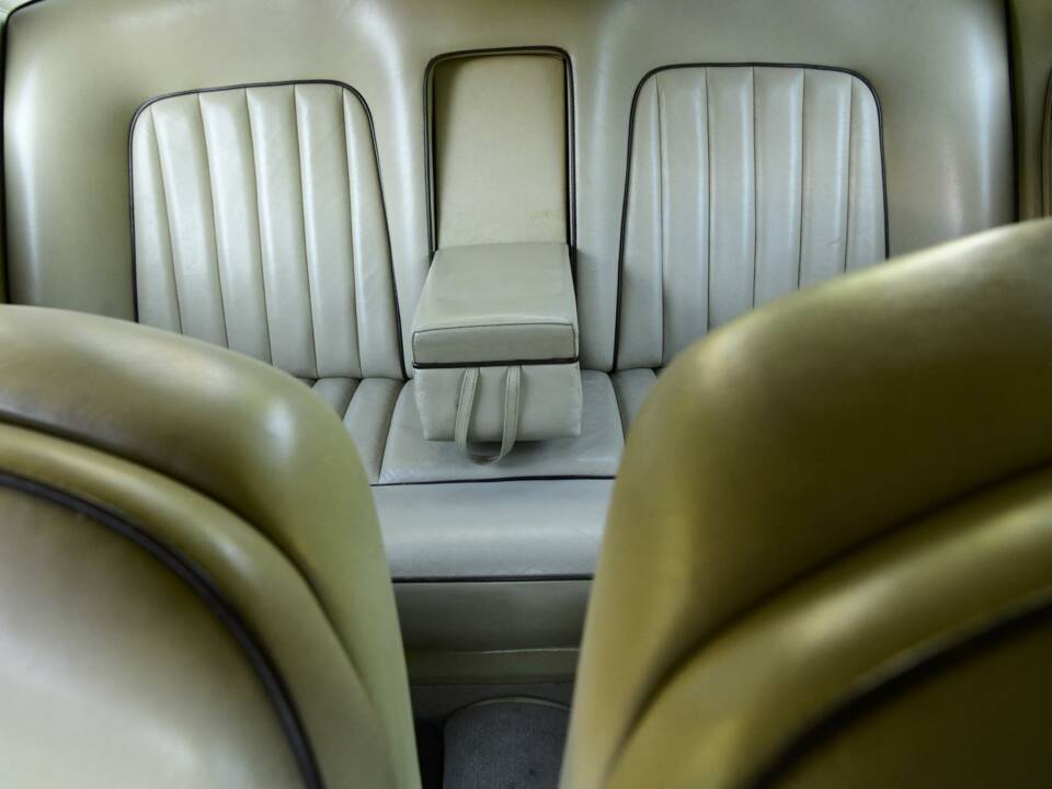 Image 22/50 of Rolls-Royce Silver Shadow II (1977)