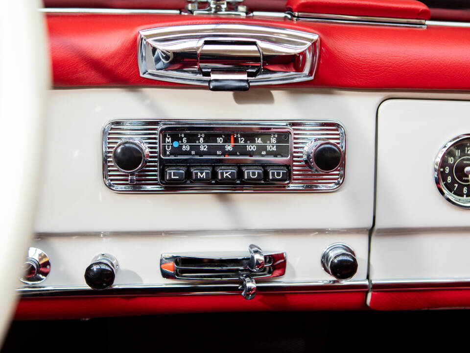 Image 17/28 of Mercedes-Benz 190 SL (1961)
