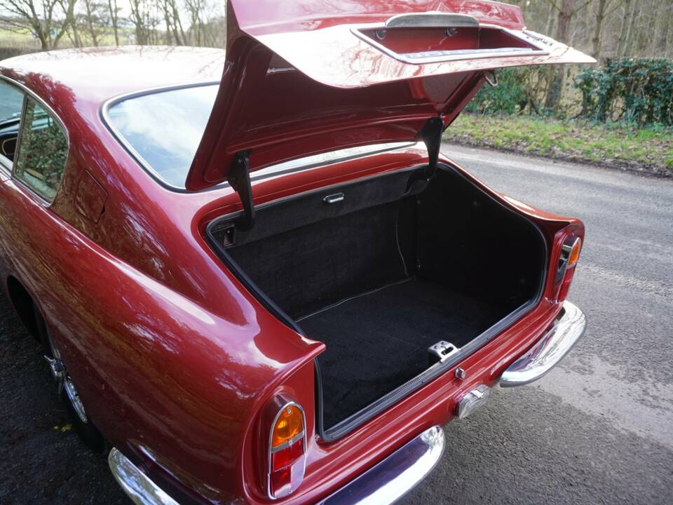 Afbeelding 18/18 van Aston Martin DB 6 Vantage (1969)