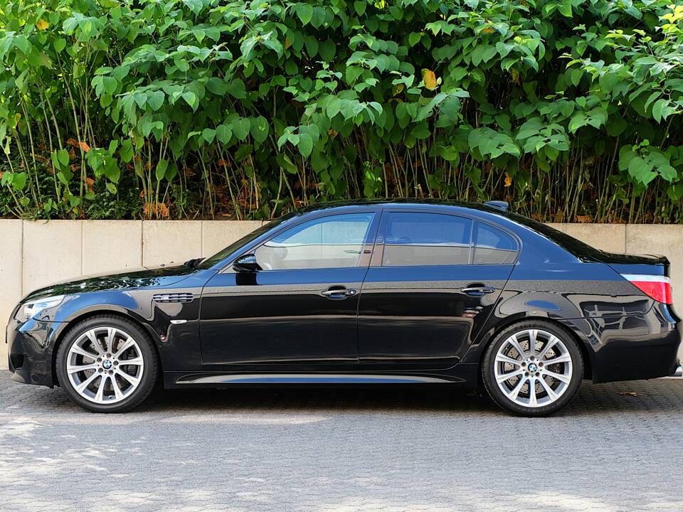 Image 6/51 of BMW M5 (2007)