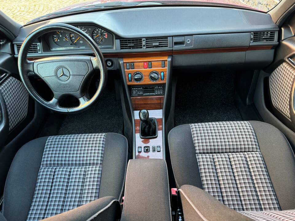 Immagine 32/75 di Mercedes-Benz 230 E (1992)