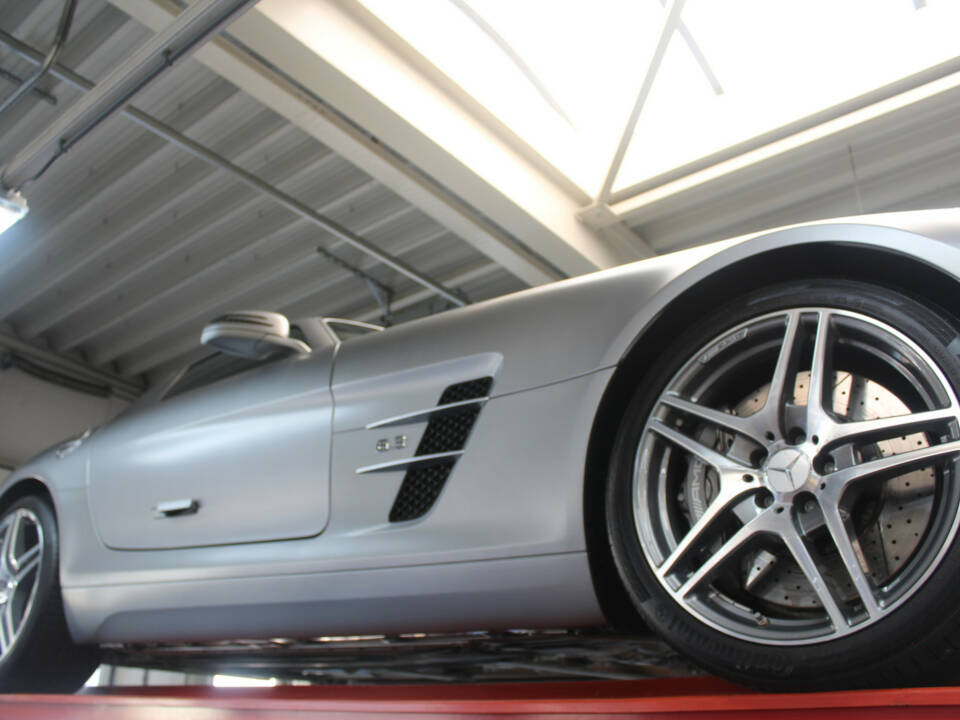 Imagen 9/50 de Mercedes-Benz SLS AMG (2011)