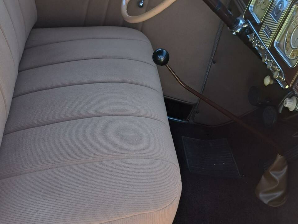 Bild 16/22 von Chrysler Royal Sedan (1938)