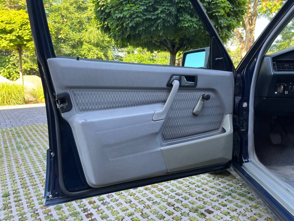 Immagine 6/15 di Mercedes-Benz 190 E 2.6 (1990)