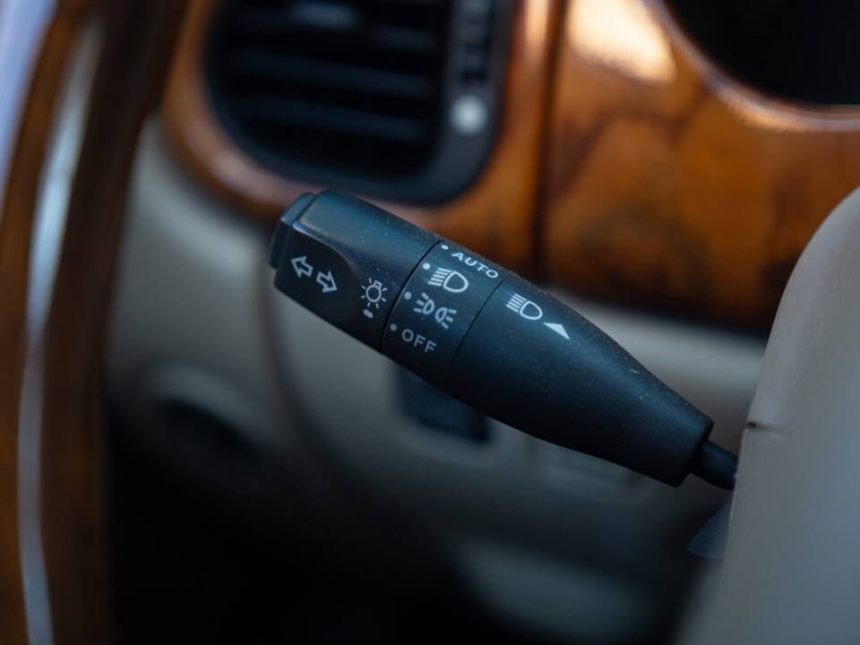 Image 38/50 de Jaguar XK8 4.0 (1998)