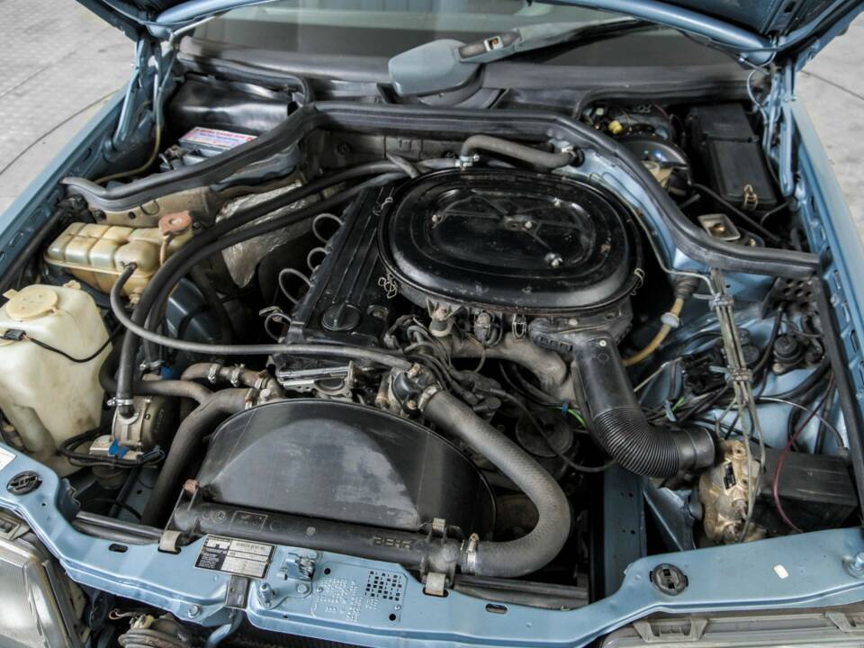 Bild 36/50 von Mercedes-Benz 230 E (1985)