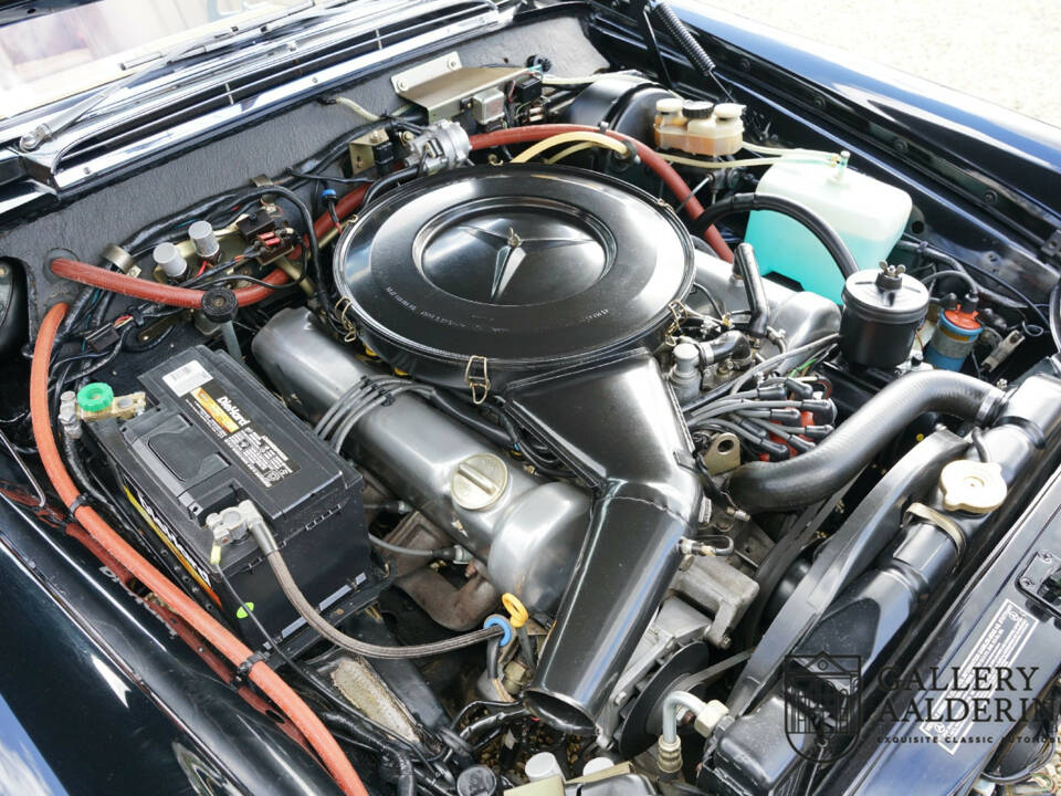 Image 21/50 of Mercedes-Benz 280 SE 3,5 (1971)