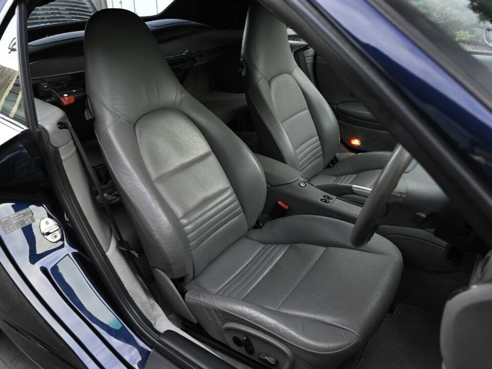 Bild 34/50 von Porsche 911 Carrera 4S (2004)