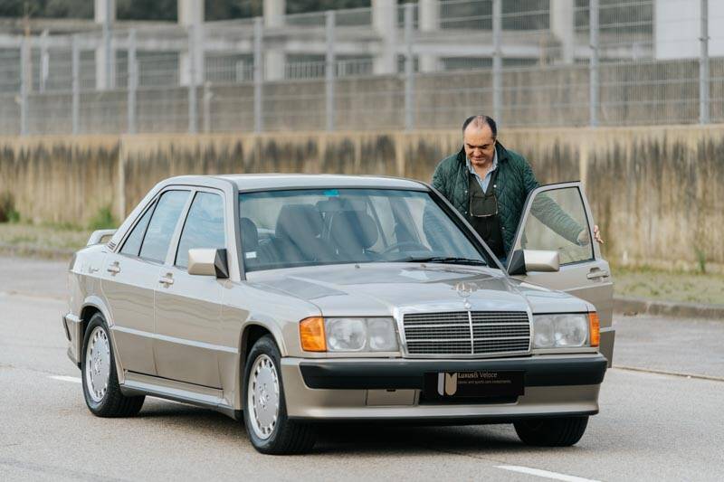 Image 12/69 de Mercedes-Benz 190 E 2.3-16 (1988)