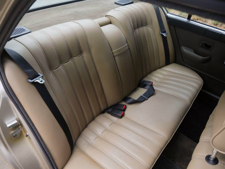 Image 28/42 of BMW 528i (1900)