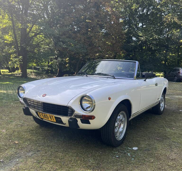 Image 6/8 of FIAT 124 Spider CS2 (1979)
