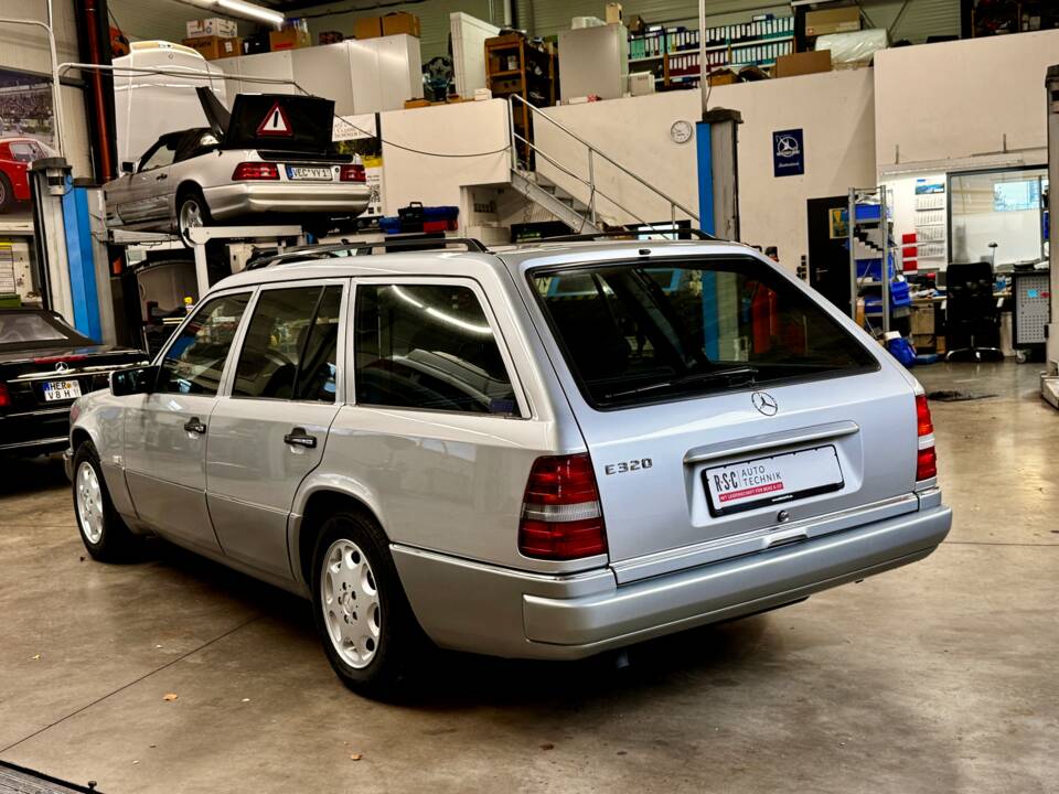 Bild 4/49 von Mercedes-Benz E 320 T (1993)