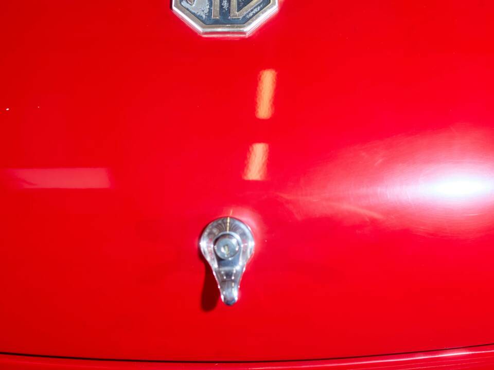 Image 21/27 of MG MGB GT (1972)