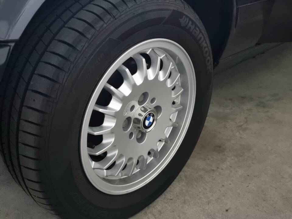 Image 68/100 of BMW 323i (1984)