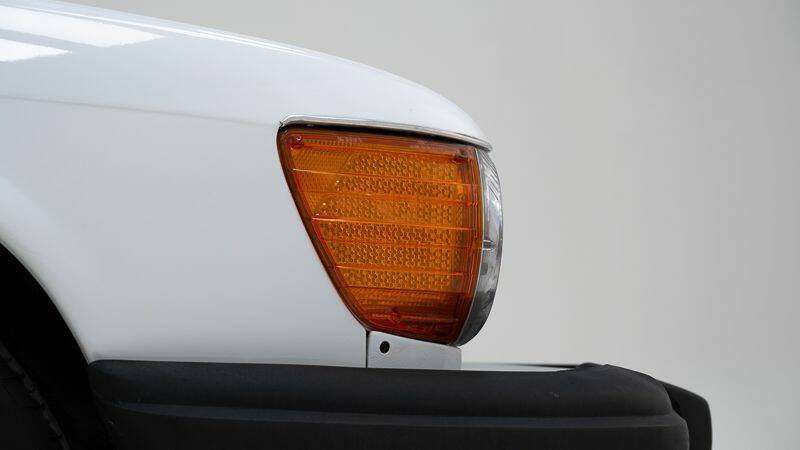 Image 13/15 of Mercedes-Benz 560 SL (1988)
