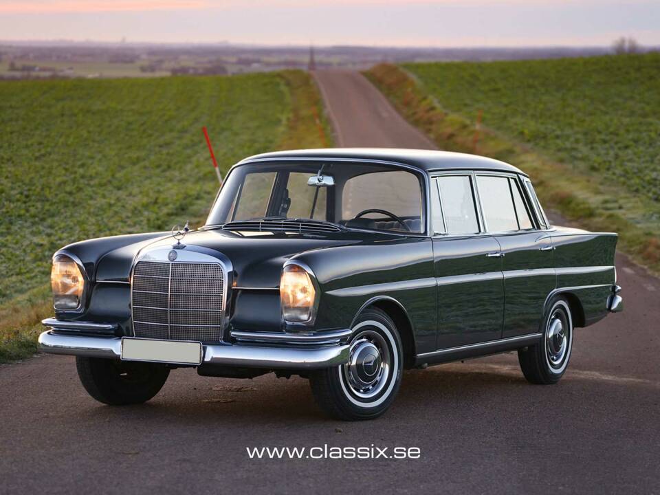 Image 1/24 of Mercedes-Benz 220 S b (1965)