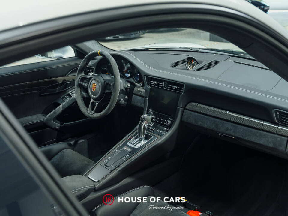 Bild 20/25 von Porsche 911 GT2 RS (2018)