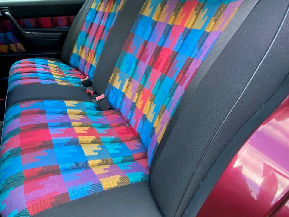 Image 16/27 of Mercedes-Benz 190 E 1.8 Avantgarde &quot;Rosso&quot; (1993)