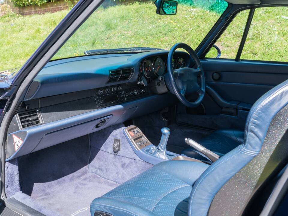 Image 26/52 of Porsche 911 Carrera 4 (1997)