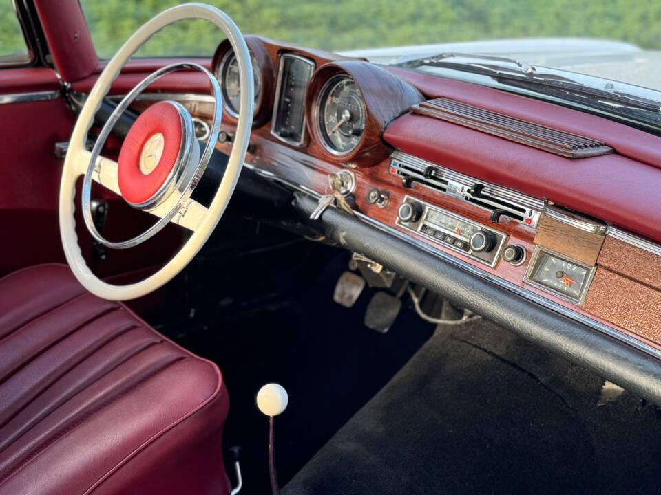 Image 64/132 of Mercedes-Benz 220 SE b (1963)