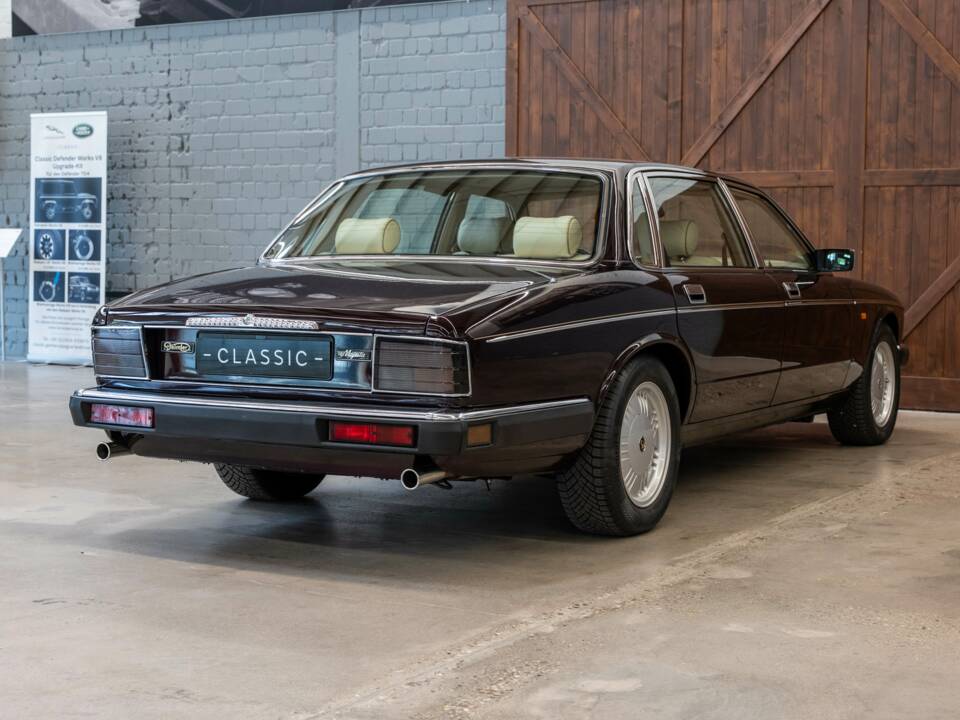 Image 10/30 of Jaguar XJ12 6.0 (1994)