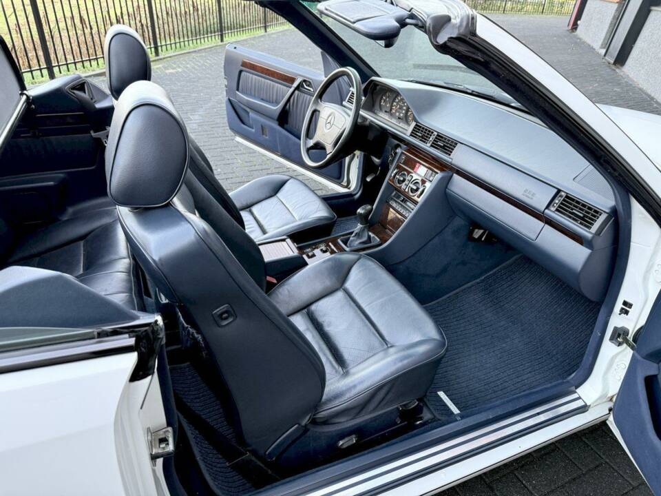 Image 21/36 of Mercedes-Benz E 200 (1994)