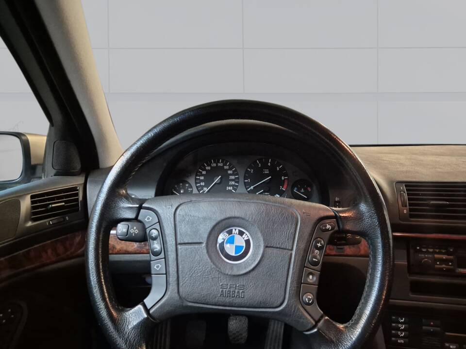 Image 12/13 of BMW 528i (1997)