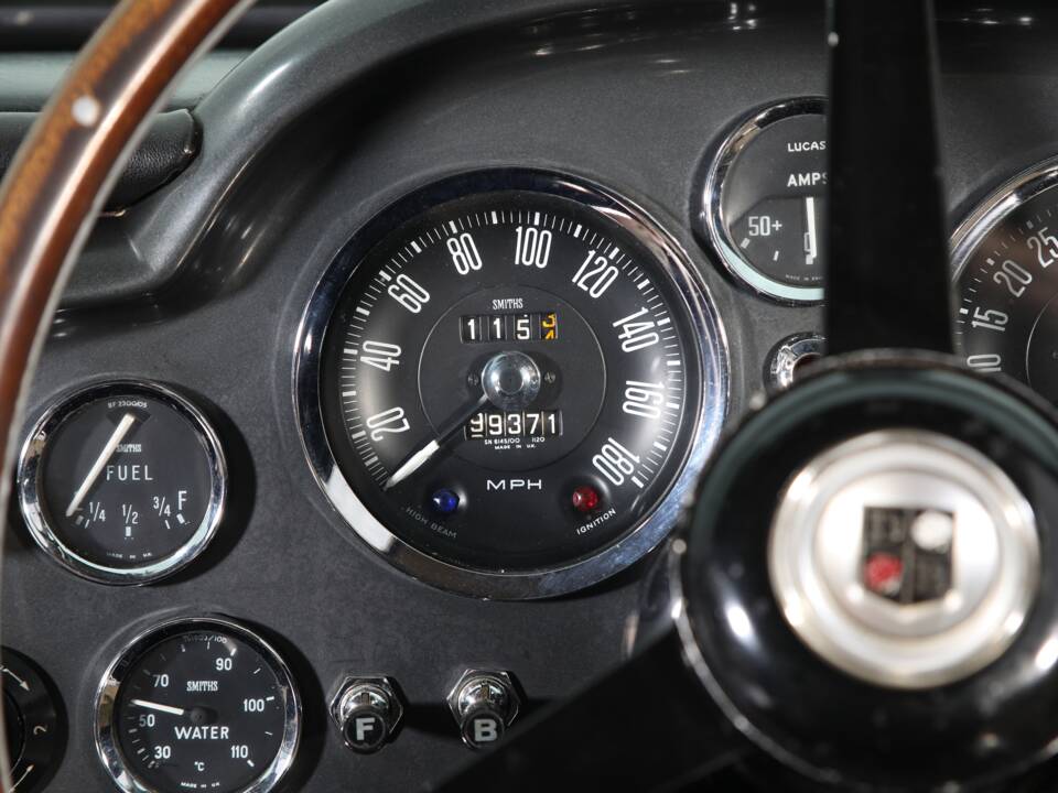 Image 14/23 of Aston Martin DB 6 (1966)