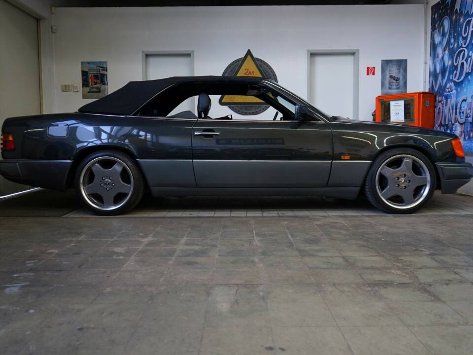 Immagine 28/30 di Mercedes-Benz 320 CE (1993)