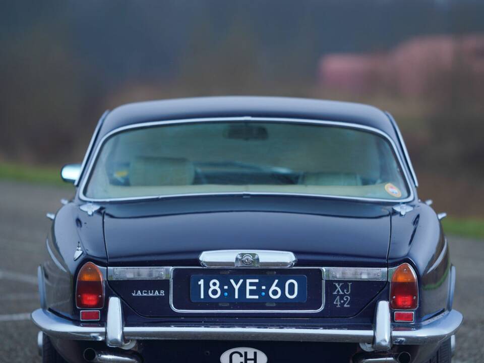 Image 11/26 de Jaguar XJ 6 L 4.2 (1976)