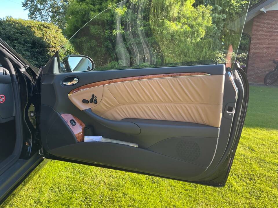 Immagine 22/41 di Mercedes-Benz CLK 320 (2003)