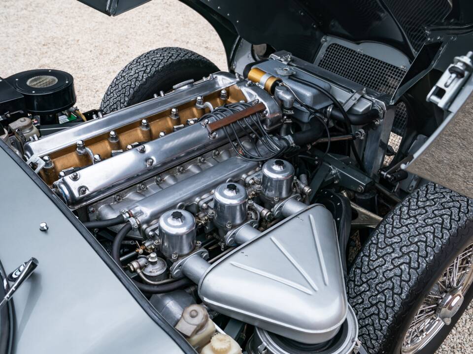 Image 29/34 de Jaguar E-Type (1968)