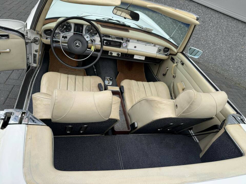 Image 32/50 of Mercedes-Benz 280 SL (1969)