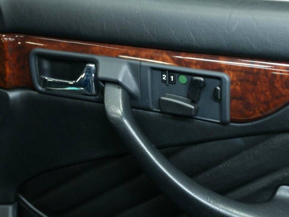 Immagine 24/50 di Mercedes-Benz 560 SEC (1990)