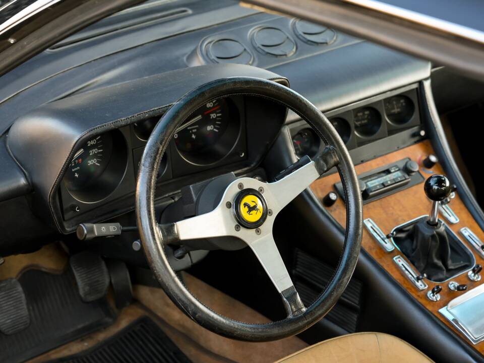 Image 13/32 of Ferrari 400 GT (1977)
