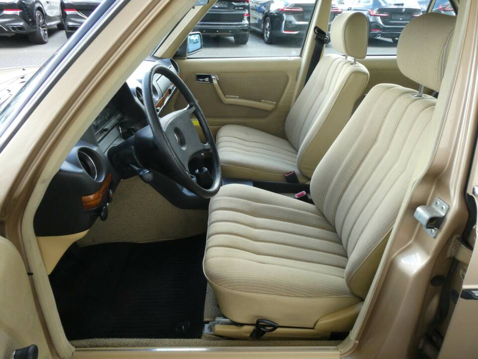 Image 9/19 of Mercedes-Benz 200 (1983)