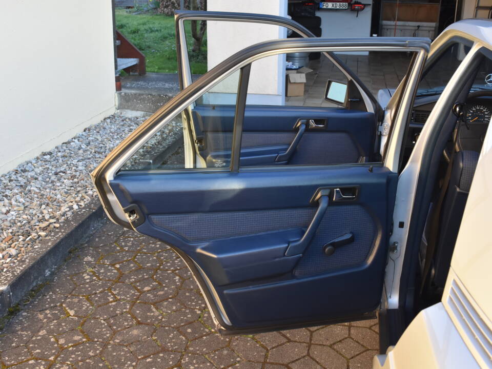 Image 15/18 of Mercedes-Benz 190 E 2.6 (1987)